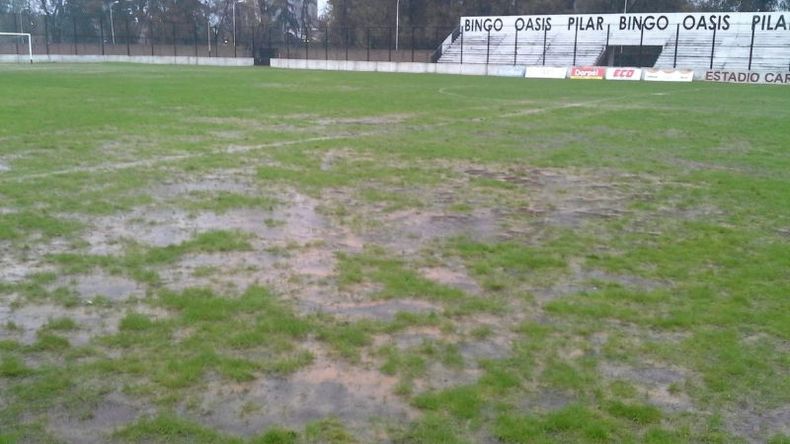 Así quedó el Barraza luego de la incesante lluvia. Real Pilar juega el martes contra Juventud Unida. FOTO Marcos Chaile..