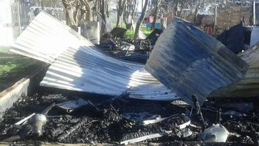 ARRASADA: Los restos de la vivienda afectada por el fuego..