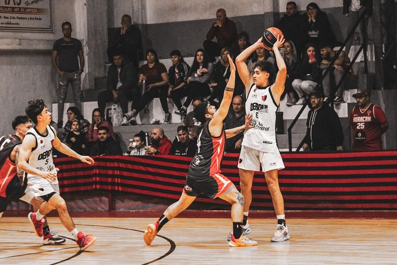 Presidente Derqui contó con una efectiva noche de Ignacio Floriani (18 pts) con 3-6 en triples.