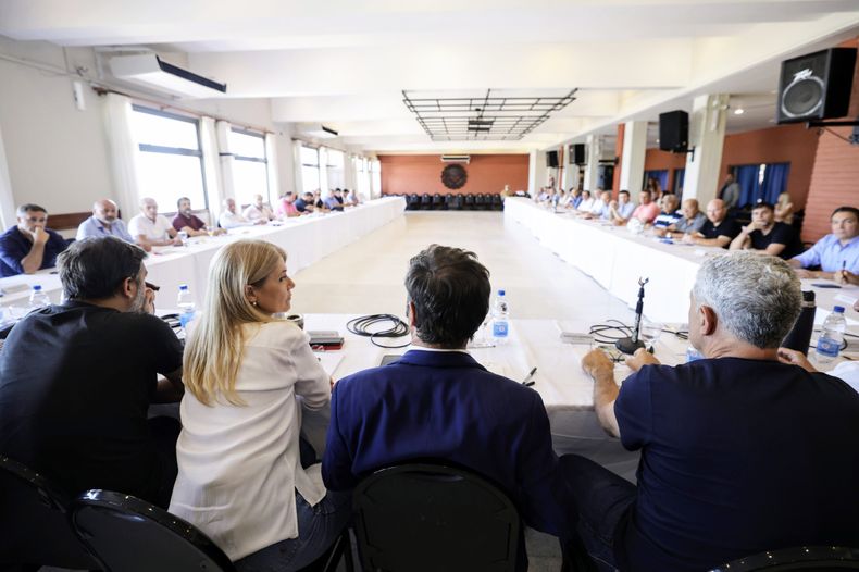 CUMBRE PLAYERA. Kicillof encabezó la reunión en Villa Gesell junto su gabinete.
