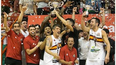 Pilar a Diario | CORONADO. Treise en lo más alto del podio, lo celebra con todo..