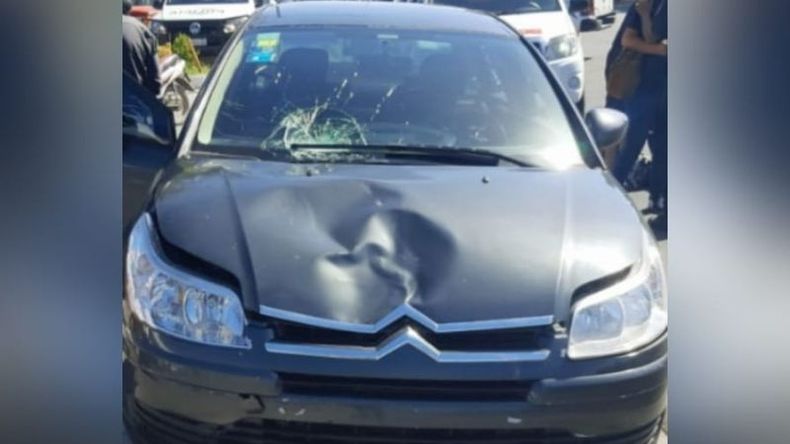 El automovilista embistió al joven cuando éste cruzaba a toda carrera por la ruta. @juancaimpacto.