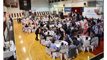 (Fredy Caballero). LA MESA ESTÁ SERVIDA. La vista panorámica de la cena en el gimnasio de básquet..