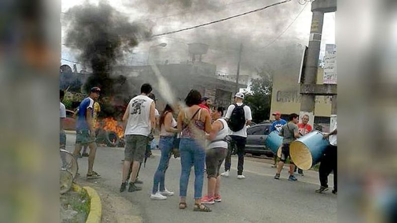 PIQUETE. Vecinos cortaron la ruta 26 por el servicio de transporte..