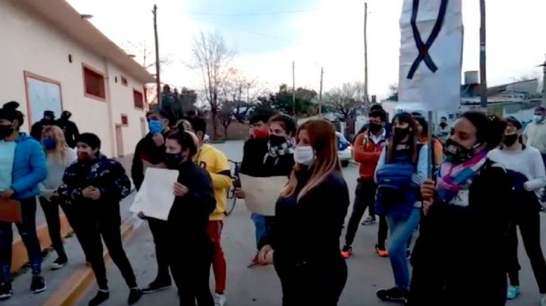 Reclamo. Vecinos se manifestaron y apuntaron contra la labor de los socorristas. .