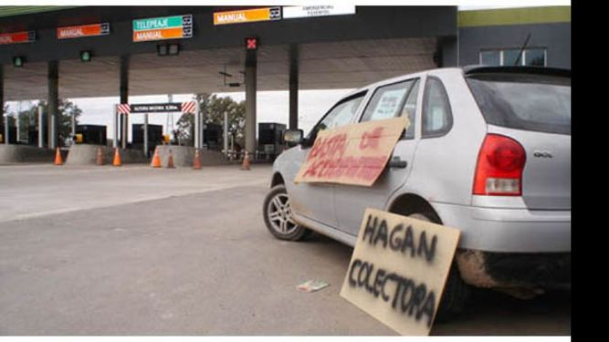 CARTELES. Las protestas vecinales en el peaje son constantes..