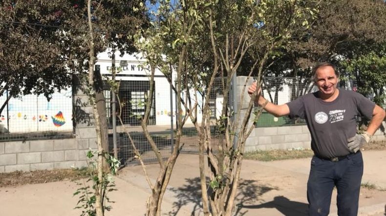 Manos a la obra. Fue el mismo DAuría quien plantó los árboles en la Escuela Nº 19 de Irízar. .