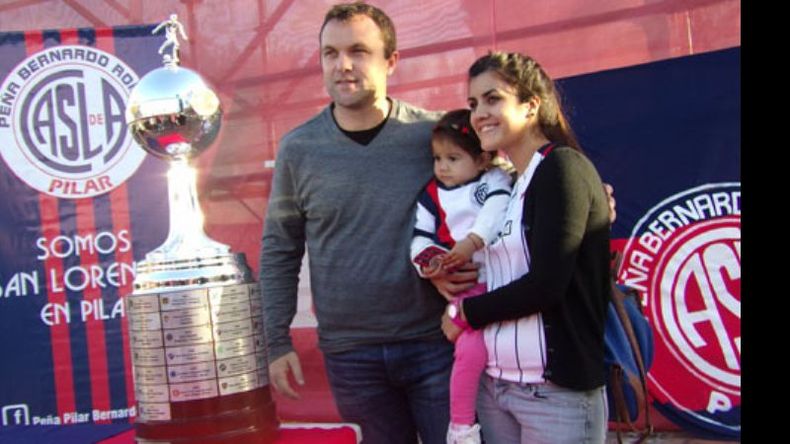 EL PADRINO. Bernardo Romeo se prestó para las fotos con los hinchas..