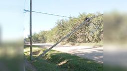 En la calle Frondizi al fondo del Parque Industrial todavía hay postes caídos y cables con corriente al alcance de los peatones. Carlos..