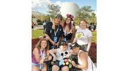 Benicio Leal en Disney World, junto a parte de su familia.