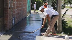 OBRAS. Las veredas, uno de los destinos de los fondos que se cortaron..
