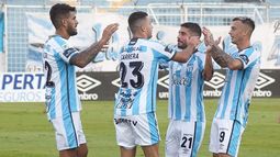 ARTILLERO. Lotti (9) se suma al abrazo de gol..
