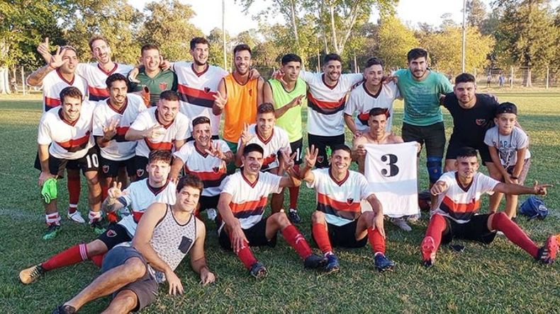 FELICIDAD. El plantel de Derqui festeja el triunfo en el clásico..