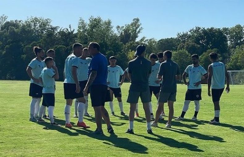 PREPARADOS. Los jugadores escuchan la charla técnica antes del amistoso.