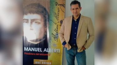 PERIODISTA. José Cuello junto a la imagen de la tapa de su nuevo libro..