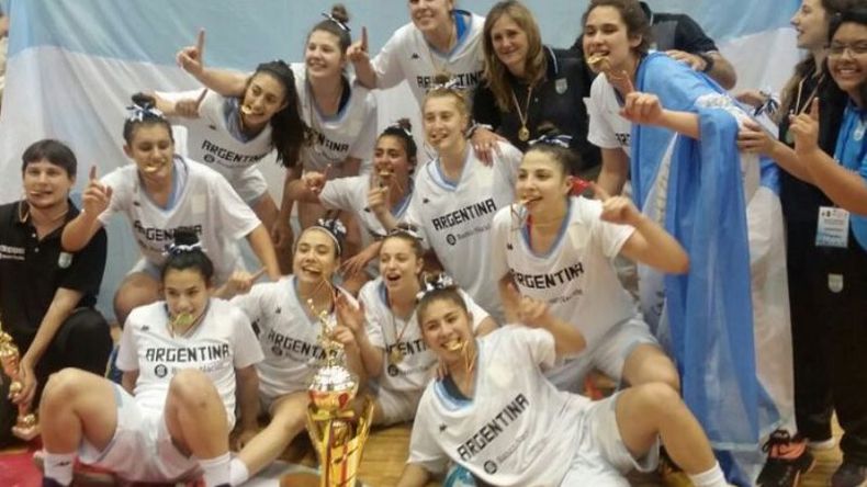 ORO. Luciana Riccotti (arriba, al centro) festeja el título con la Albiceleste..