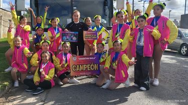 CAMPEONAS. Las alumnas y la profe Moyano posan tras coronarse en Mar del Plata. CAMPEONAS. Las alumnas y la profe Moyano posan tras coronarse en Mar del Plata.