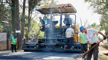 A TODA MÁQUINA. La terminadora trabaja en todo el ancho de la calzada.
