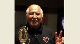 Quique Basterrica y su amor por Presidente Derqui, reciendo el premio como leyenda del club. Quique Basterrica y su amor por Presidente Derqui, reciendo el premio como leyenda del club.