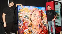 Fran Neuville y Alejandro Sanz, con el cuadro inspirado en la madre del artista. Fran Neuville y Alejandro Sanz, con el cuadro inspirado en la madre del artista.