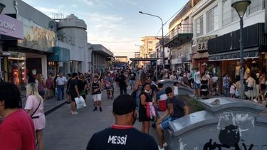 ALTO TRÁNSITO. La peatonal de Pilar en los días previos a Navidad. .