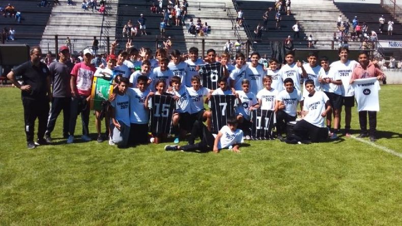 CAMISETA DE CAMPEONES. La Novena se consagró de manera invicta..