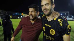 VUELTA. La felicidad del Negro Gómez, tras el ascenso..