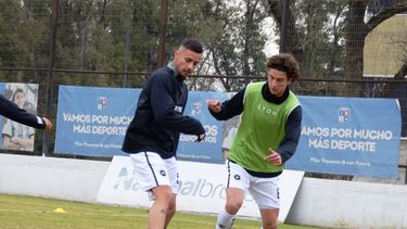 A JUGAR. Lucas Fantino cuida la pelota ante la presión de Gerónimo Govi.