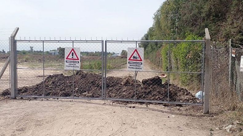 Esto es en San Alejo, calle San Salvador. La cerraron con portones ayer (por el miércoles). Es un barrio cerrado que están construyendo. Esa calle une Pellegrini con San Alejo, por donde cruzaban muchas mamás en horario escolar. Sobre calle Anchorena. La salida a Pellegrini es por calle Argerich y también la cerraron. Karen..
