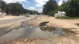Tres por uno. Pozo, agua estancada y señalización precaria. Así está la entrada a Manzanares, sobre la Avenida Mitre. Un poco de atención para esta zona, por favor. Telma Ruiz