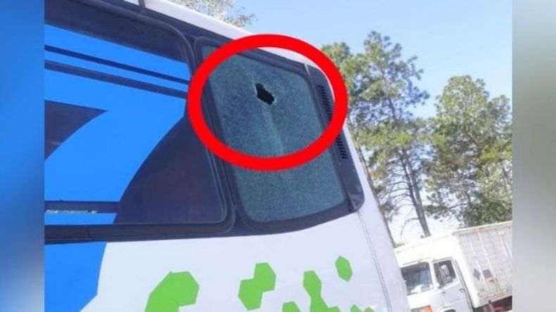 Dos pasajeras del Pilar Express resultaron heridas a causa de las pedradas. Foto @juancaimpacto.