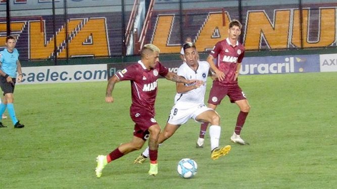 MANO A MANO. Real se plantó en casi todo el partido frente a Lanús..