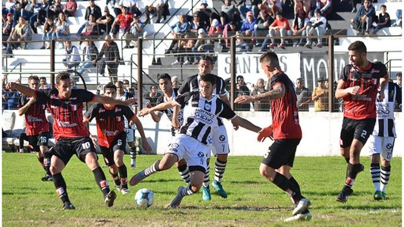 (Fredy Caballero). RODEADO. Binaghi maniobra entre cinco jugadores del Lobo..