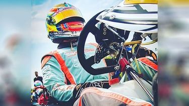 INSEPARABLES. Carreira con su auto de la categoría DD2 de Rotax..