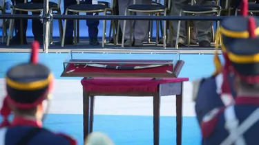javier milei entrego el sable corvo de san martin al regimiento de granaderos en san lorenzo