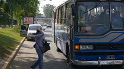 IMPACTO. El transporte es de uno de los sectores más golpeados por la decisión provincial..