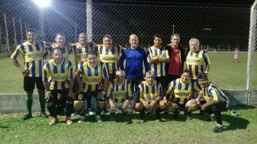 “A UN TOQUE”. La formación del seleccionado pilarense +50 que jugó en Entre Ríos..