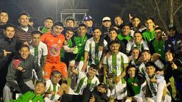 FELICIDAD. El plantel de Somra festeja la clasificación al Regional Federal Amateur 26/27.
