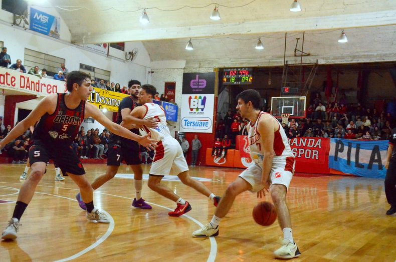 Sportivo Pilar se qued&oacute; con el cl&aacute;sico y sigue con buen andar en la Liga Metropolitana de B&aacute;squet.
