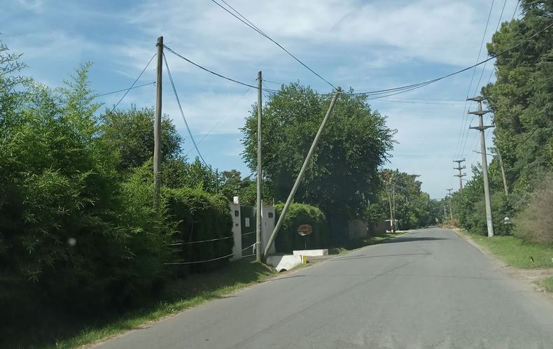 “Cuando pedimos CABLEADO SUBTERRANEO, con normas de seguridad internacionales, era para evitar accidentes y estas demoras e inconvenientes innecesarios. Hoy cables cortados, muchos energizados, postes caídos, podridos, o a punto de caerse son la postal de Del Viso y Pilar PUEBLO”. Guillermo Horacio Willy Lorenzo.