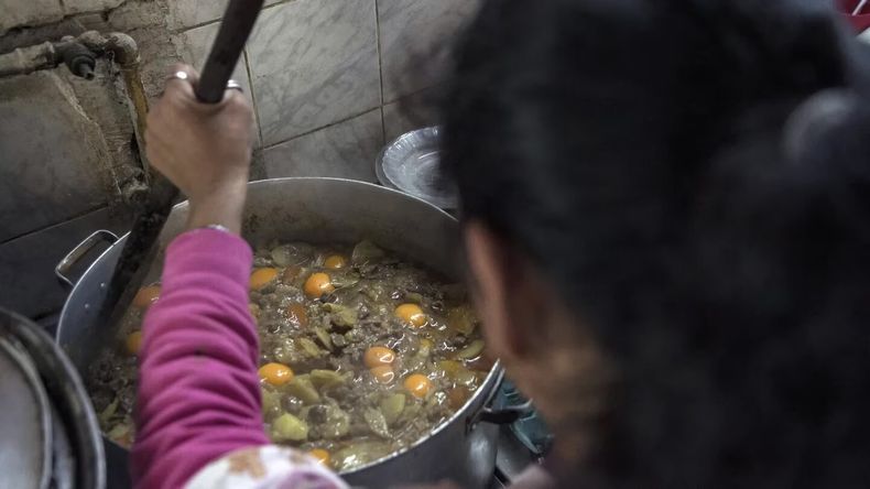 El INDEC informó que casi 15 millones de personas son pobres en Argentina, aunque la cifra mostró una baja de 6,5 puntos en comparación a fines de 2024.