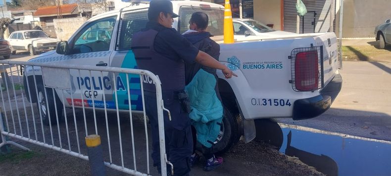 La policía reduce a uno de los cinco detenidos en Agustoni.