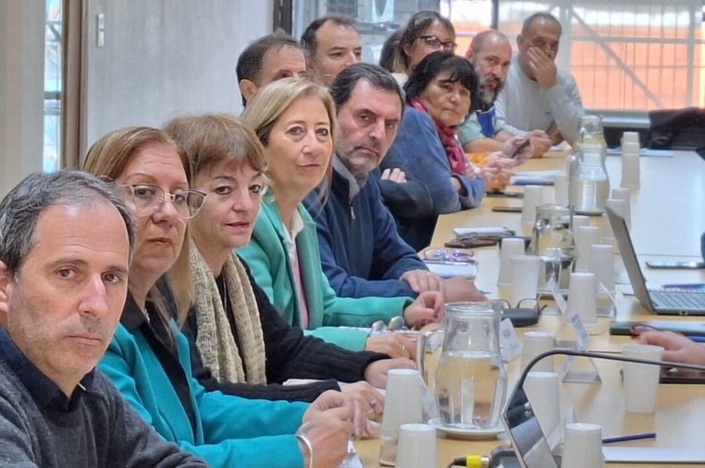 REUNIÓN. Los representantes docentes analizan la propuesta paritaria.