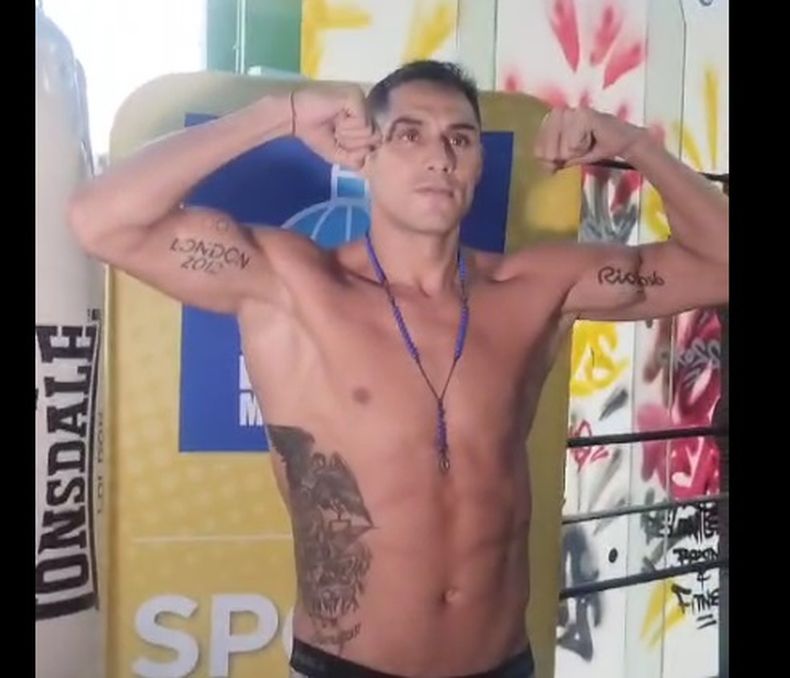 Yamil Peralta en la balanza de Durban en el pesaje oficial del combate de su vida.