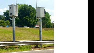 (LaPanaWeb). Los dos radares instalados en el kilómetro 43,5..