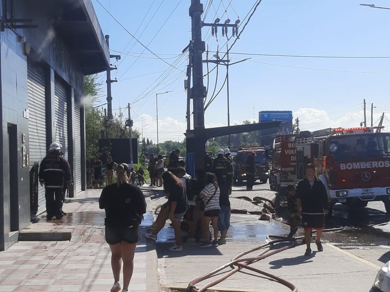 El fuego afectó a unos tres locales del fondo de paseo y ya fue extinguido.&nbsp;