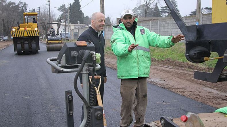 CAMINATA. Ducoté recorrió las obras con parte de su gabinete..