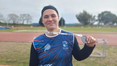 PLATA. Felicitas muestra su medalla, la primera de este martes para Pilar.&nbsp;