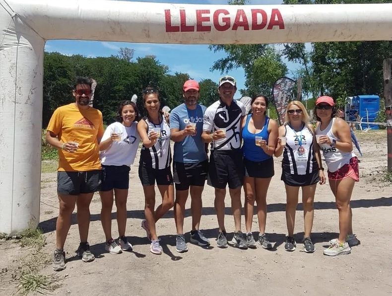 GRUPO. Juan Cena (5º en la foto) junto a los integrantes del running RZ Riding Team.