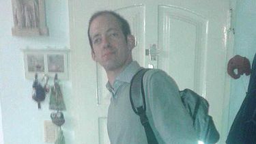 Primer día. Tomás, antes de salir de su casa rumbo al trabajo. .